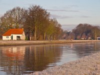 Een koude wintermorgen  Een koude wintermorgen aan het Noord Willemskanaal in Drenthe : Drenthe, Noord Willemskanaal, Tynaarlo, Vries, bomen, boom, holland, huis, huisje, kanaal, koud, koude, landschap, morgen, natuur, nederland, ochtend, ochtendgloren, rijp, rudmer zwerver, water, waterweg, winter, zon, zonneschijn