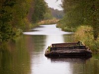 Praam op handkracht  Oplossing in een toekomst zonder olie? : Kalenberg, Overijssel, Steenwijkerland, ancestry, ancient, antiek, antique, antiquity, atmosphere, autumn, barge, boat, bog, bomen, boom, boot, canal, cargo, copy space, creative nature, dirty, dutch, economie, economy, europe, freighter, freshwater, green, groen, handkracht, herfst, holland, kanaal, landscape, landschap, mood, nationaal park, national park, natura 2000, natural, nature, natuur, natuurlijke, nederland, nederlands, new deal, niemand, nobody, old, olie, oud, oude, oudheid, peat, praam, recessie, recession, rudmer zwerver, schip, schuit, sfeer, ship, stemming, toekomst, transition town, transport, transportation, tree, turf, veen, vervoer, vessel, vieze, vintage, voorouders, vracht, vrachtschip, water, weerribben, zoet water, zonder olie