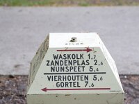 NL, Gelderland, Nunspeet, ANWB paddenstoel 1, Saxifraga-Roel Meijer  Dutch direction indicator for cyclists and walkers, shaped like toadstool : cycling, distance, Dutch, Netherlands, paddestoel, toadstool, walking