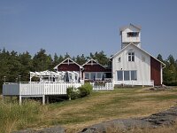 Vuurtoren aan het Vanernmeer  Former lighthouse, now restaurant on the bank of Lake Vanern, Säffle, Dalsland, Sweden : bank shore, color, colour, Europe European, horizontal, lake, Lake Vanern, lighthouse, Midsummer tree, nature natural, restaurant, rock rocky, rural landscape, Saffle Dalsland, Scandinavia Scandinavian, summer, Sweden Swedish, water