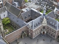 NL, Utrecht, Utrecht, Pandhof van de Dom & Academiegebouw Universiteit Utrecht as seen from Domtoren 1, Saxifraga-Tom Heijnen